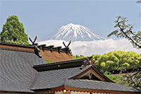 本殿の屋根越しに見える富士山