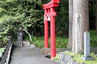 鳥居の横には