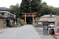 鳥居手前の参道に