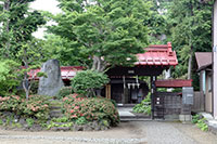 中門、左は富士講記念碑