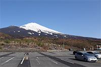 駐車場から見る富士山と入山門