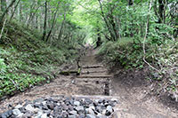 禊所跡を経て続く登山道