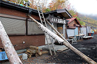 佐藤小屋の前に出る