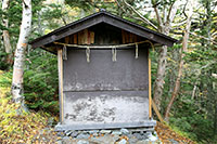 近くにある不動明王を祀る社