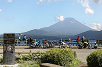 石碑と富士山