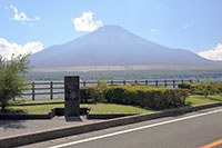 石碑と富士山