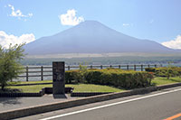 石碑と富士山