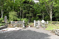 神社右手に人穴洞窟がある